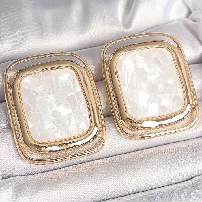 Pirinç Gold Renk Beyaz Mineli Kare Model Kadın Küpe