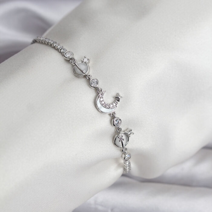 Charmlı Model Zirkon Taşlı Gümüş Renk Su Yolu Kadın Bileklik