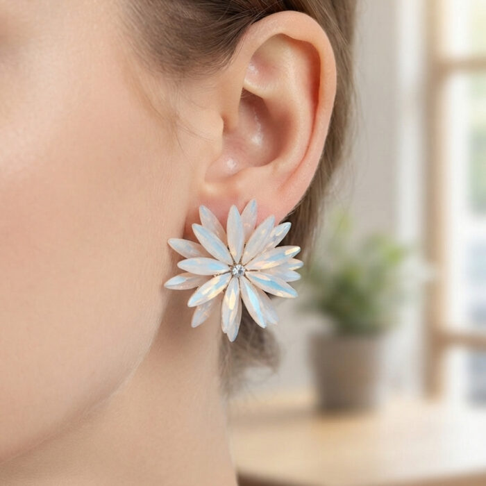 Lotus Model Beyaz Renk Kristal Taşlı Kadın Küpe